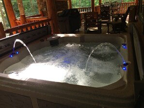 Outdoor spa tub - Papa Bear’s Retreat, Cedar Falls, 2 BD, 3 BA, Queen Bunk Bed in loft, Fireplaces (Sevierville)