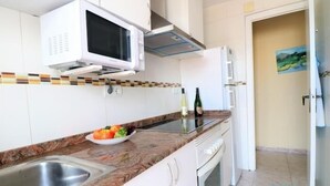 Coffee/tea maker, fridge, microwave, oven - Neptune with ocean view (Salou)