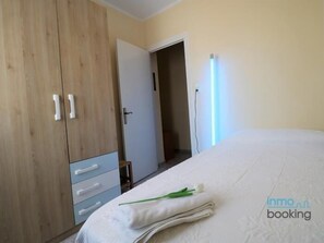3 bedrooms, iron/ironing board, bed sheets