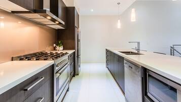 Jääkaappi, mikroaaltouuni, uuni, liesi