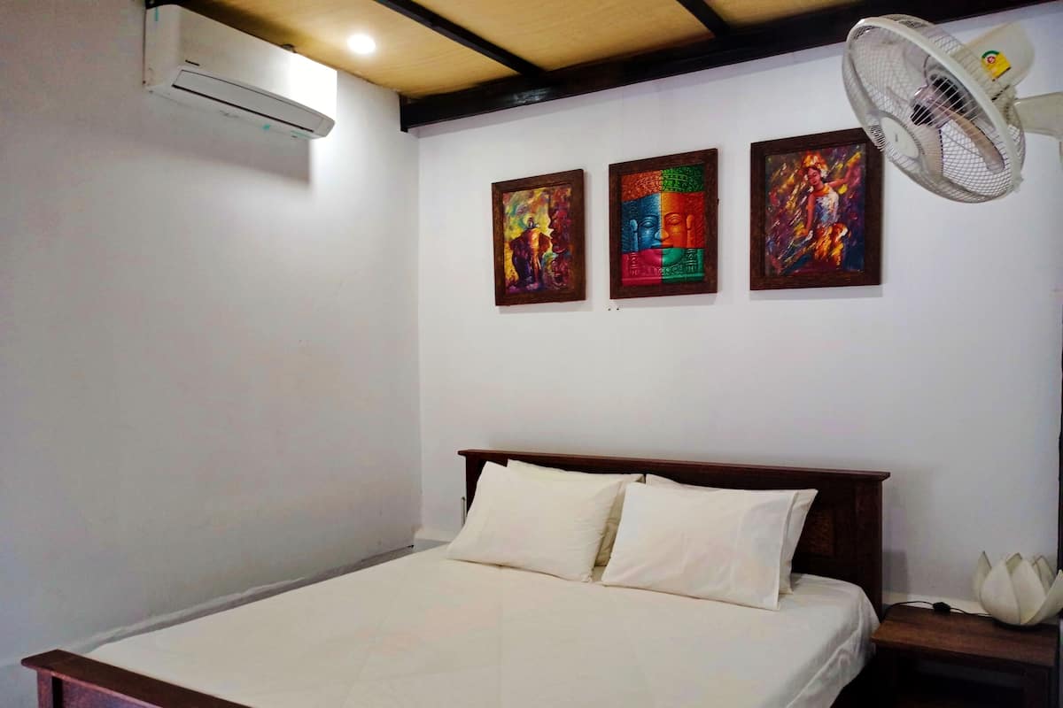 Deluxe Double Room, 1 King Bed | Desk, bed sheets
