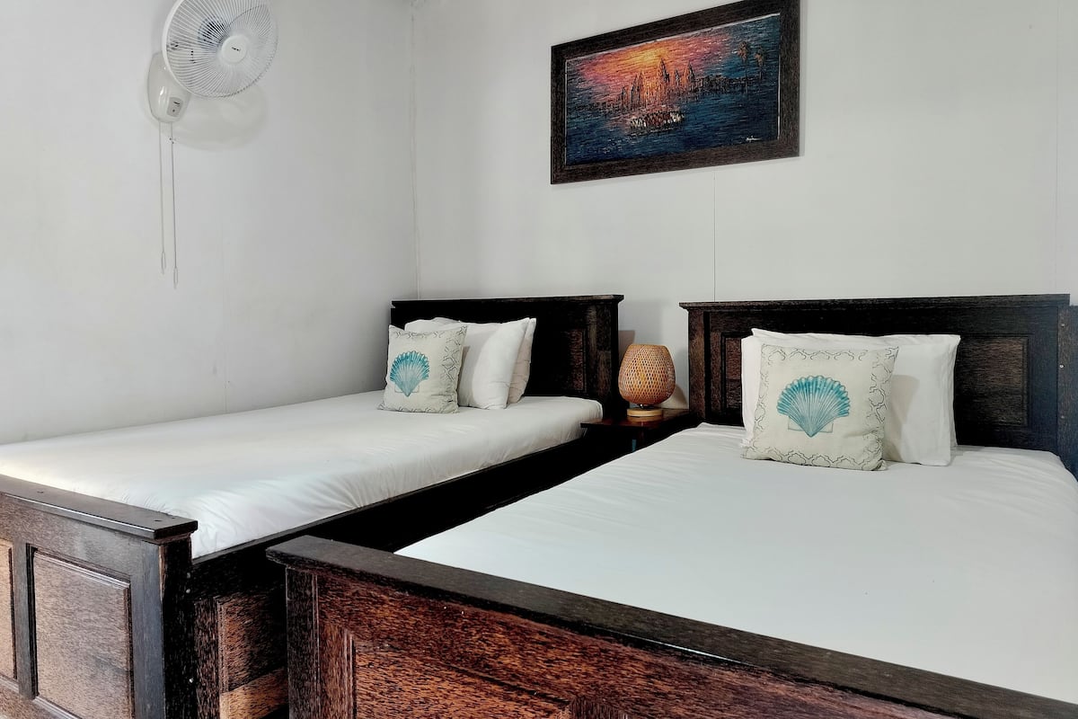 Deluxe Twin Room | Desk, bed sheets