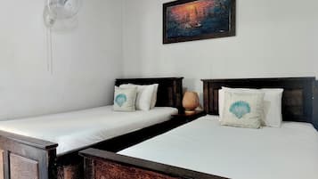 Habitación Deluxe con 2 camas individuales | Escritorio y ropa de cama