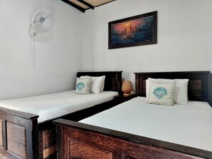 Deluxe-herbergi fyrir tvo, tvö rúm | Skrifborð, rúmföt