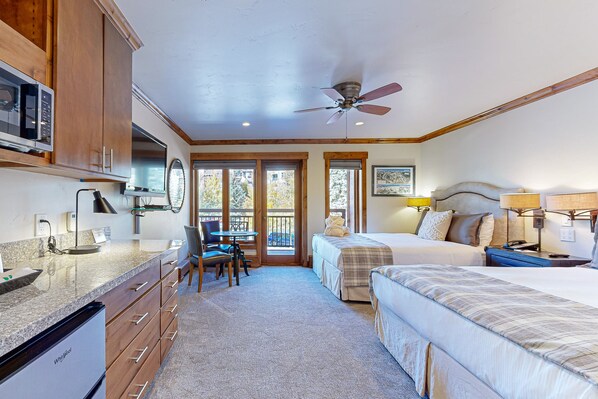 Fer et planche à repasser, accès à Internet, literie fournie