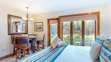 Iron/ironing board, Internet, bed sheets