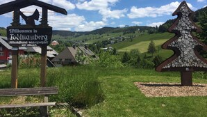 En skylt som välkomnar besökare till Todtnauberg och visar att det är ett skidområde och en plats för vintersporter.