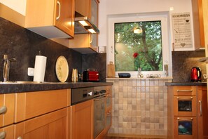 Kühlschrank, Mikrowelle, Ofen, Geschirrspüler