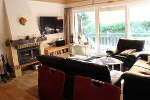 TV, fireplace