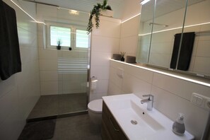 Chuveiro, secador de cabelo, toalhas de banho, sabonete
