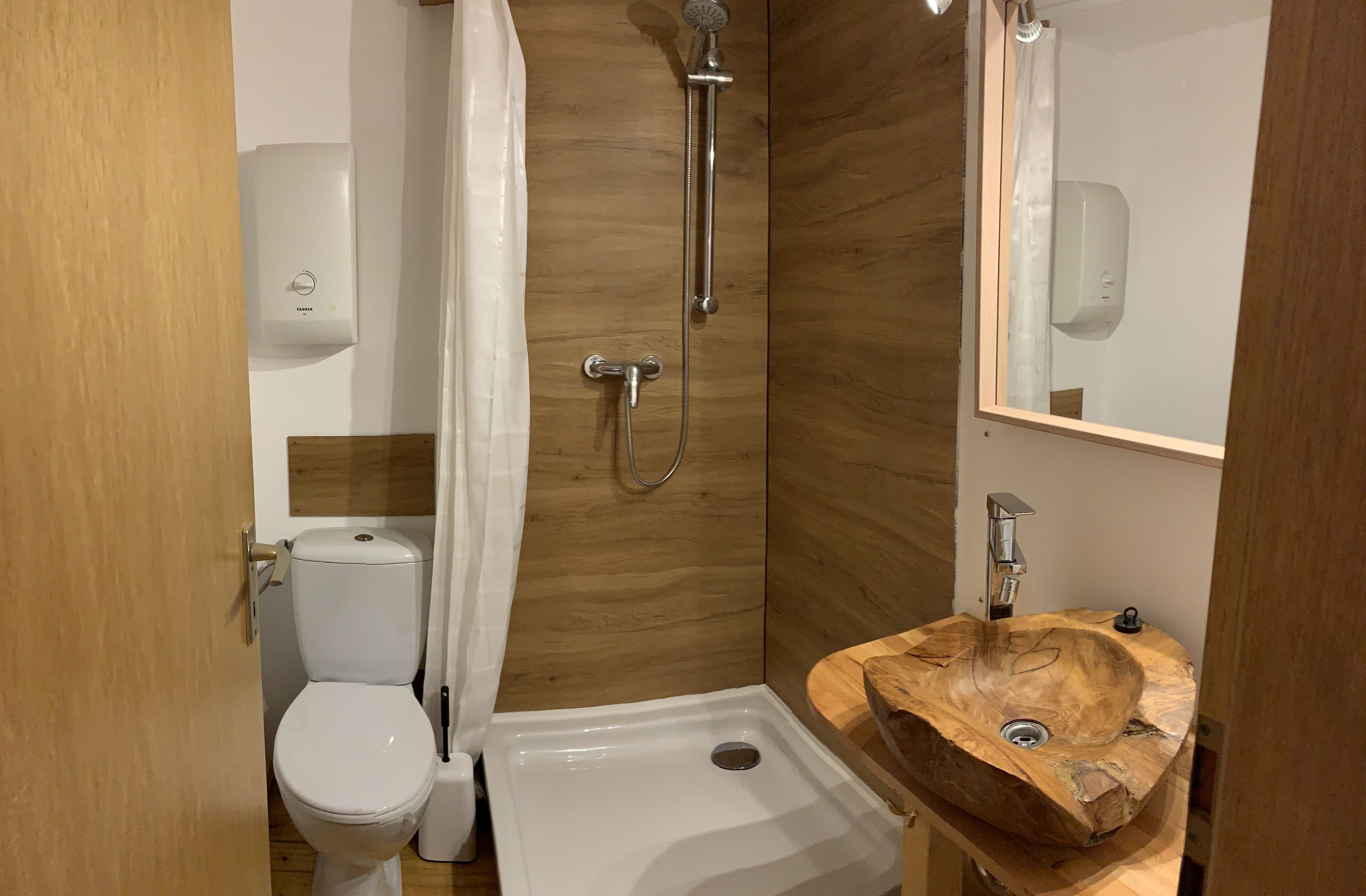 Dusche, kostenlose Toilettenartikel, Haartrockner, Handtücher