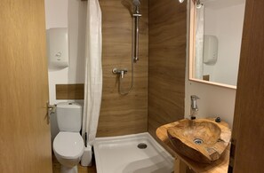 Dusche, kostenlose Toilettenartikel, Haartrockner, Handtücher