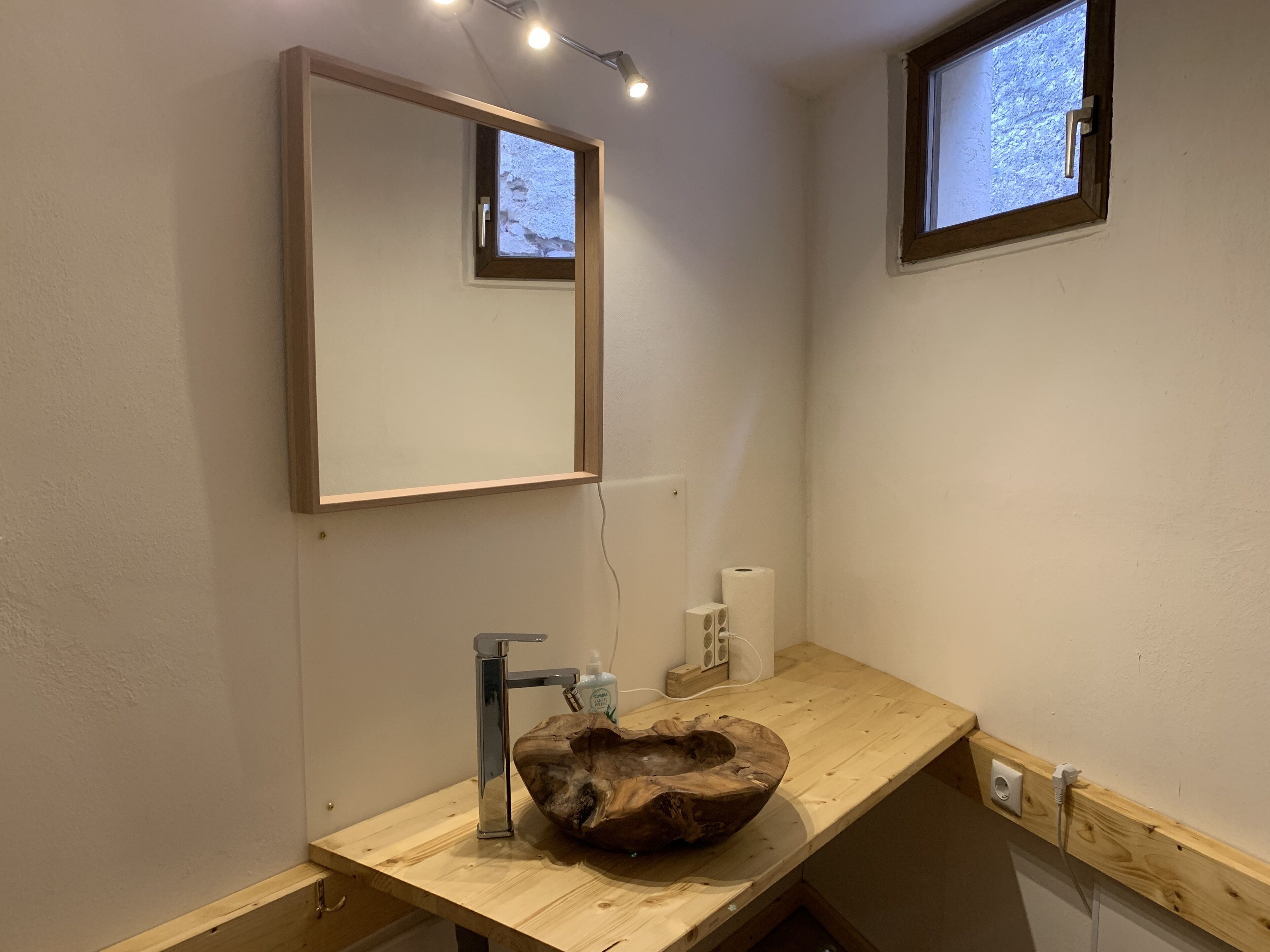 Dusche, kostenlose Toilettenartikel, Haartrockner, Handtücher