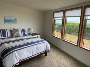 2 bedrooms, iron/ironing board, travel cot, free WiFi - Forever ocean views! Close to one of the cleanest rivers in the world & Redwoods (Smith River)