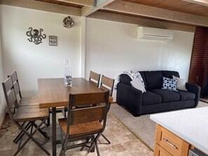 Dining - Forever ocean views! Close to one of the cleanest rivers in the world & Redwoods (Smith River)