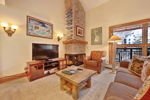 TV, caminetto, libri