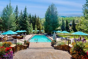 A heated pool - Elegant, ski-in/out condo w/ fireplace, fast WiFi, shared pool/hot tubs/laundry (Vail)