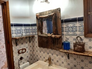 Een douche, een haardroger, handdoeken, zeep