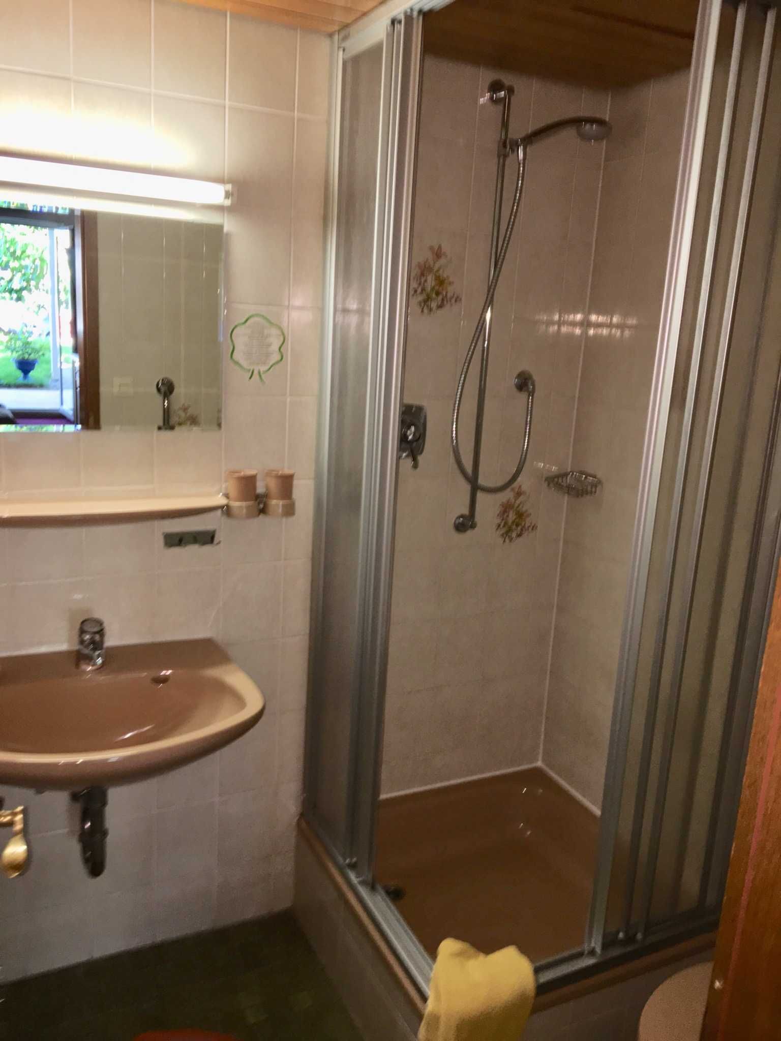 Dusche, Handtücher, Seife, Toilettenpapier