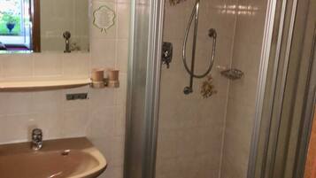 Dusche, Handtücher, Seife, Toilettenpapier