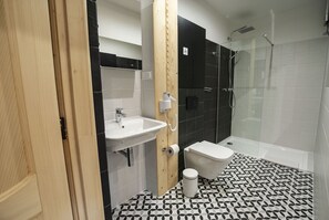 Douche, sèche-cheveux, serviettes fournies