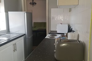 Apartment | Private kitchen | Fridge, microwave, oven, stovetop - Gateshead's Amethyst 3 Bedroom Apt, Sleeps 6 Guest (Chester-le-Street)