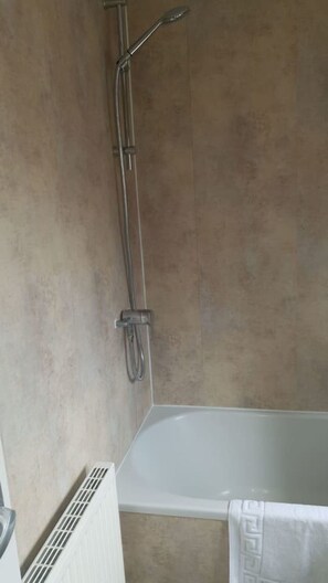 Apartment | Badezimmer | Duschwanne, Komfortbadewanne, Haartrockner, Handtücher