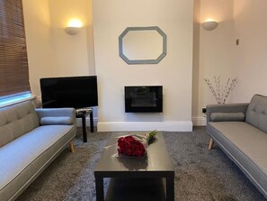 Ferienhaus | Wohnbereich | 30-Zoll-Flachbildfernseher mit Digitalempfang, Fernseher, Kamin