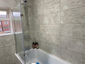 Ferienhaus | Badezimmer | Duschwanne, Komfortbadewanne, kostenlose Toilettenartikel, Haartrockner