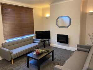 Casa | Sala de estar | TV de tela plana 30 polegadas com canais digitais, TV, lareira