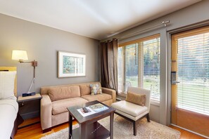 Een televisie en boeken