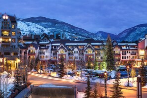 Exterior - Deluxe ski-in/out studio w/mountain view, fast WiFi & shared hot tubs, pool, W/D (Vail)