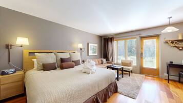 Tabla de planchar con plancha, acceso a internet y ropa de cama