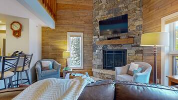 Televisión y chimenea