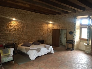 4 habitaciones, tabla de planchar con plancha y ropa de cama 