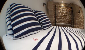 1 habitación, tabla de planchar con plancha y cuna de viaje