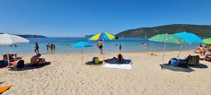 Una playa cerca