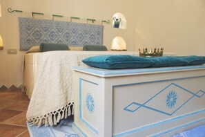 1 habitación, tabla de planchar con plancha y cuna de viaje 