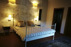 4 quartos, ferros/tábuas de passar roupa, berço de viagem