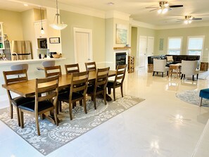 Dining - The Coral Retreat: Ultimate family getaway in the heart of the Island (Galveston)