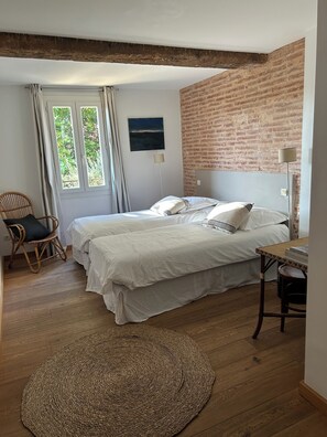 4 habitaciones, tabla de planchar con plancha y cuna de viaje 