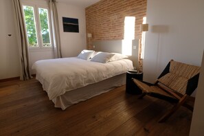 4 bedrooms, iron/ironing board, travel cot, free WiFi