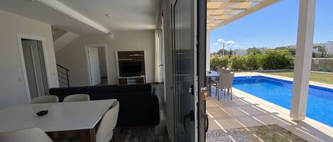 Duplex, 3 chambres | Aire de séjour | Téléviseur ACL