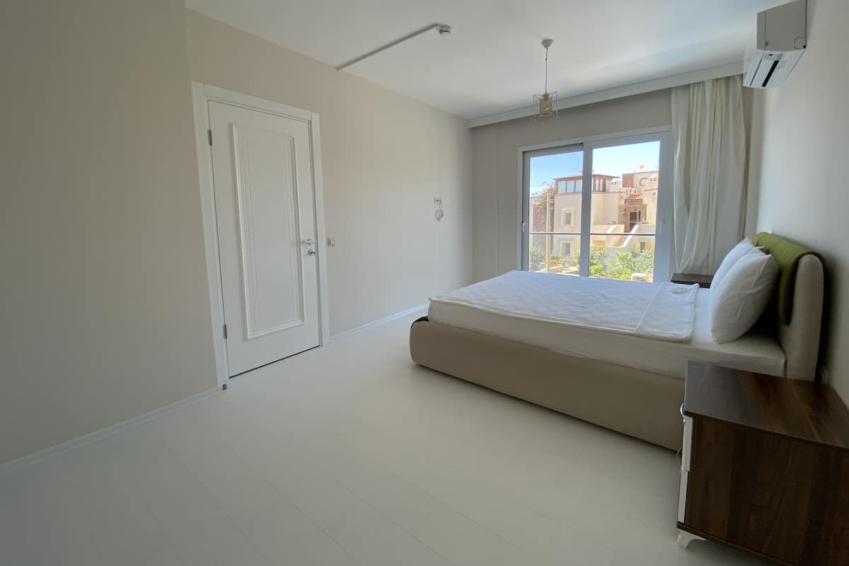 Apartment, 2 Bedrooms | 3 bedrooms, desk, iron/ironing board, free WiFi