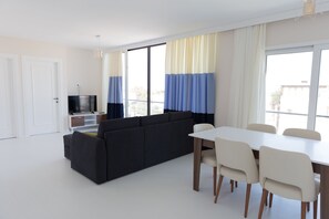Maisonette, 3 Schlafzimmer | Wohnbereich | LCD-Fernseher