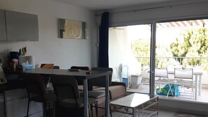 Een moderne keuken met een eethoek, een bank en uitzicht op de omgeving.