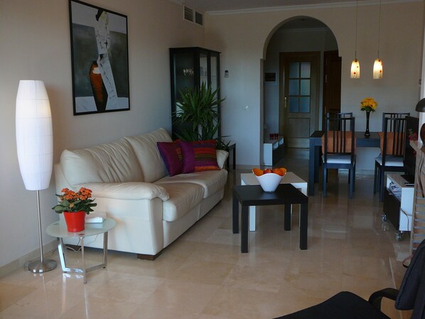Smart TV, books, stereo - Family Apartment with amazing views, 2 bedrooms, big terrace, Shared Pool, Wi-Fi (Fuengirola)
