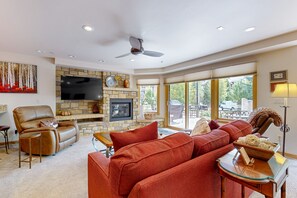 Fernseher, Kamin, Bücher