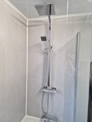 Casa | Baño | Regadera, amenidades de baño gratuitas, secadora de cabello, toallas 