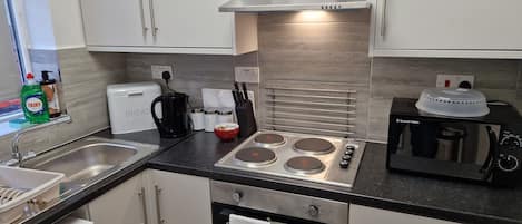 House | Private kitchen | Fridge, microwave, oven, stovetop